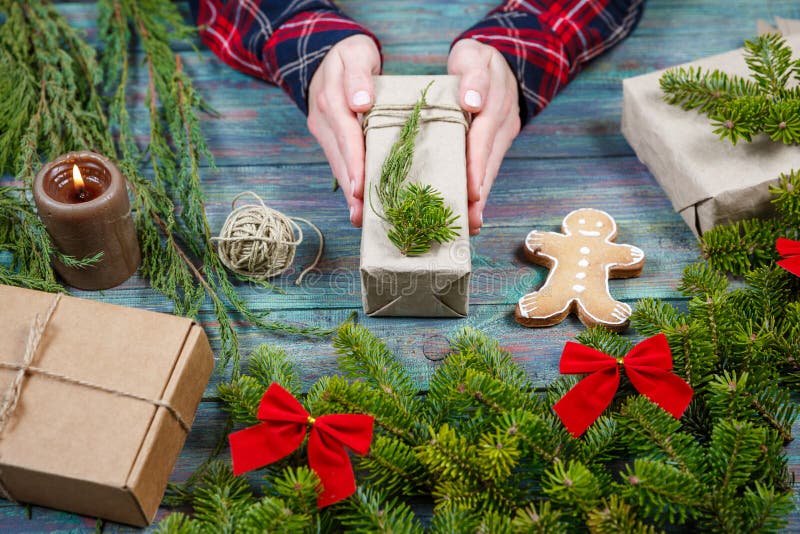 Hände von Frauen, die Weihnachtsgeschenkschachtel schmücken stockbilder Hände von Frauen, die Weihnachtsgeschenkschachtel schmücken stockbilder