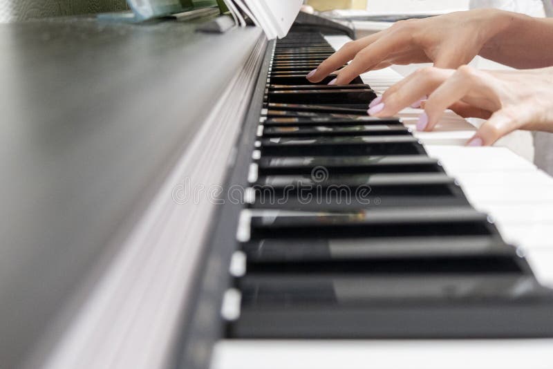 Hände von Klaviermusik spielenden Frauen, selektiver Fokus, Nahaufnahme lizenzfreie stockfotos Hände von Klaviermusik spielenden Frauen, selektiver Fokus, Nahaufnahme lizenzfreie stockfotos