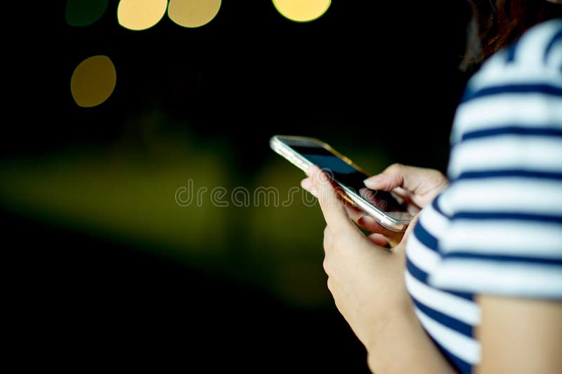Händer av flickan som spelar telefonen Online-affär online-Busi royaltyfri bild Händer av flickan som spelar telefonen Online-affär online-Busi royaltyfri bild