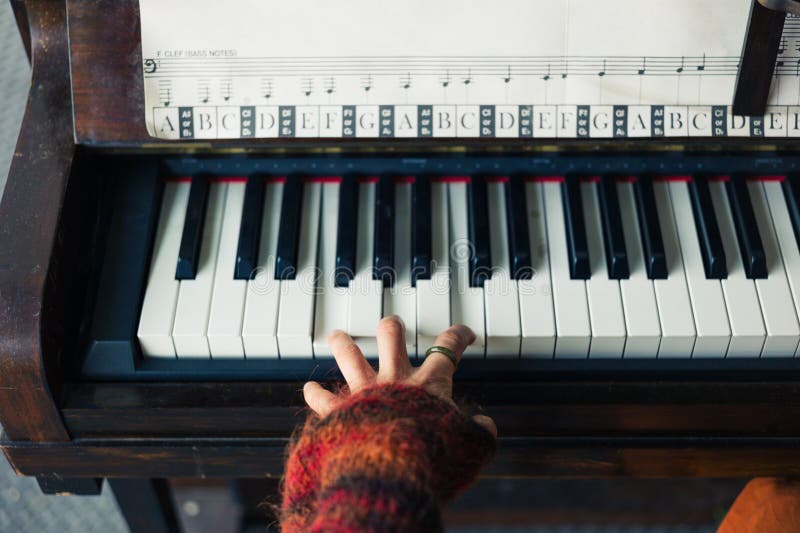 Händer av kvinnan som spelar pianot royaltyfria bilder Händer av kvinnan som spelar pianot royaltyfria bilder