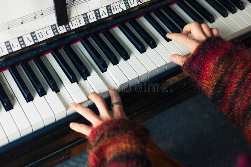 Händer av kvinnan som spelar pianot fotografering för bildbyråer Händer av kvinnan som spelar pianot fotografering för bildbyråer