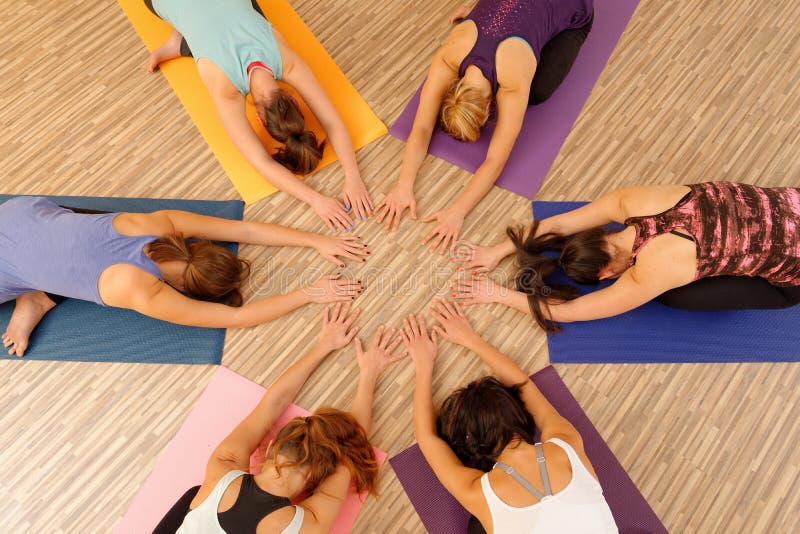 Händer av kvinnorna som bildar cirkel-/Vinyasa flödesyoga royaltyfria foton Händer av kvinnorna som bildar cirkel-/Vinyasa flödesyoga royaltyfria foton