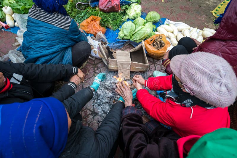 Händer av lantligt minoritetfolk som värmer upp runt om branden under dagarna för kallt väder i mountaious region i Vietnam fotografering för bildbyråer Händer av lantligt minoritetfolk som värmer upp runt om branden under dagarna för kallt väder i mountaious region i Vietnam fotografering för bildbyråer