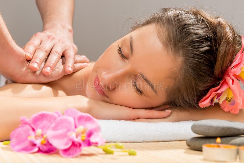 Händer för massör` som s gör massageskuldran arkivbild Händer för massör` som s gör massageskuldran arkivbild