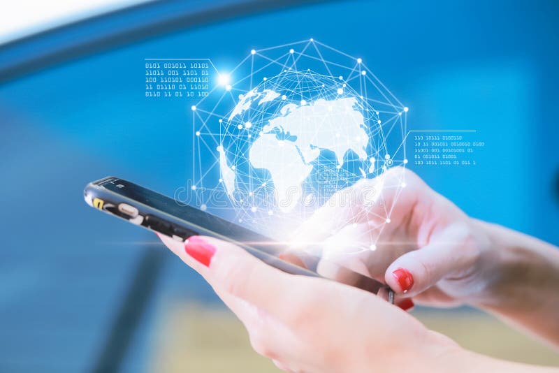 Händer genom att använda data för affär för telefonapparatskärm Mobila Techn royaltyfri fotografi