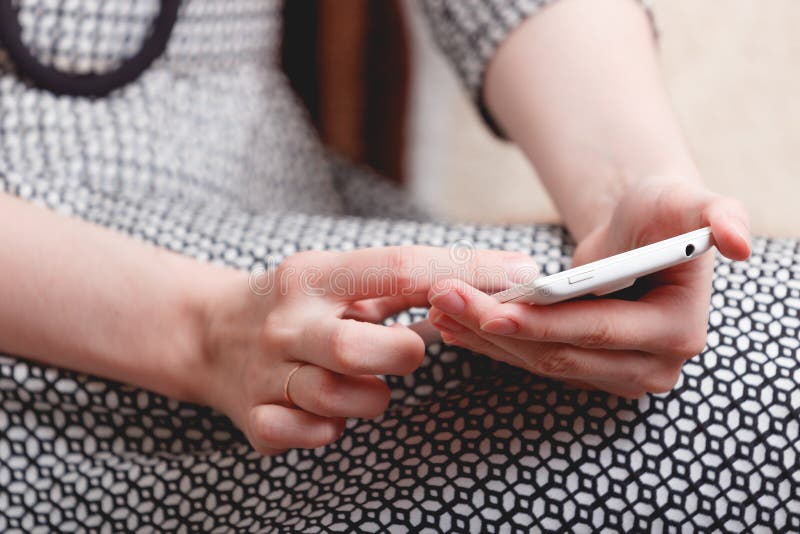 Händer med den rörande skärmen för smartphone arkivfoton Händer med den rörande skärmen för smartphone arkivfoton