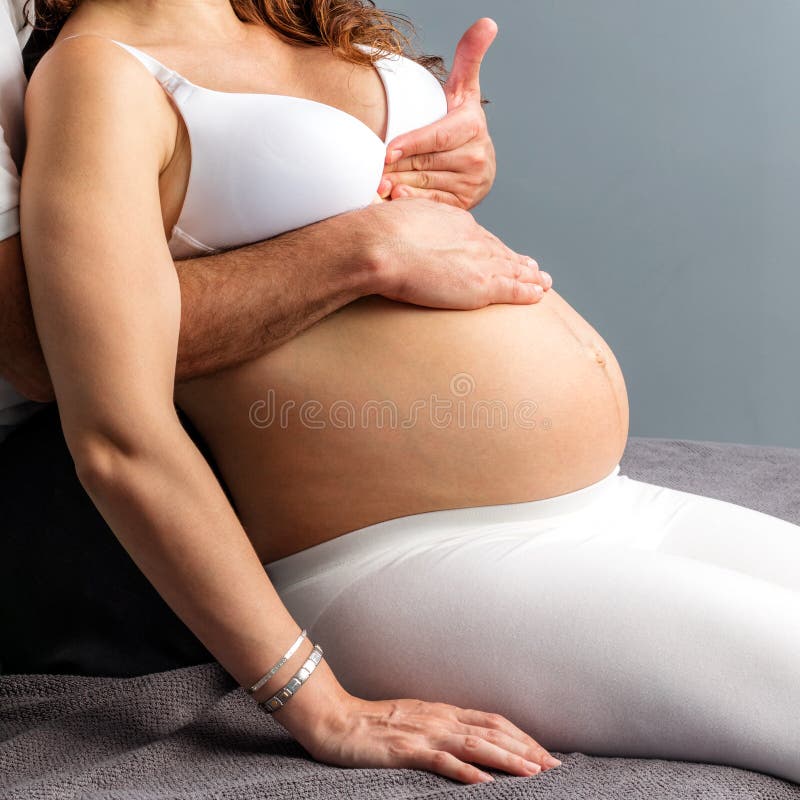 Händer som gör magemassage på den gravida buken fotografering för bildbyråer Händer som gör magemassage på den gravida buken fotografering för bildbyråer