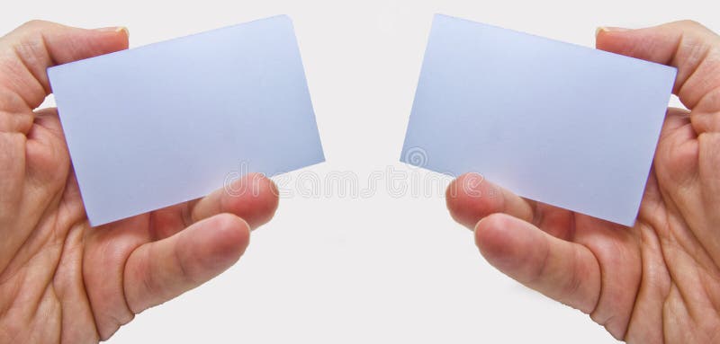 Händer som rymmer två tomma vita kort för motivational meddelanden royaltyfria bilder Händer som rymmer två tomma vita kort för motivational meddelanden royaltyfria bilder