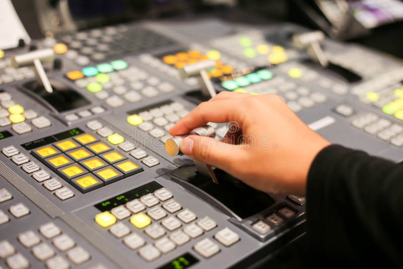 Händer upplöser på av Switcherknappar i studioTV-station, Audi arkivbild Händer upplöser på av Switcherknappar i studioTV-station, Audi arkivbild