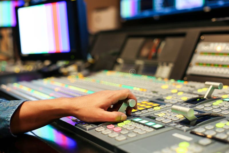 Händer upplöser på av Switcherknappar i studioTV-station, Audi royaltyfria foton Händer upplöser på av Switcherknappar i studioTV-station, Audi royaltyfria foton