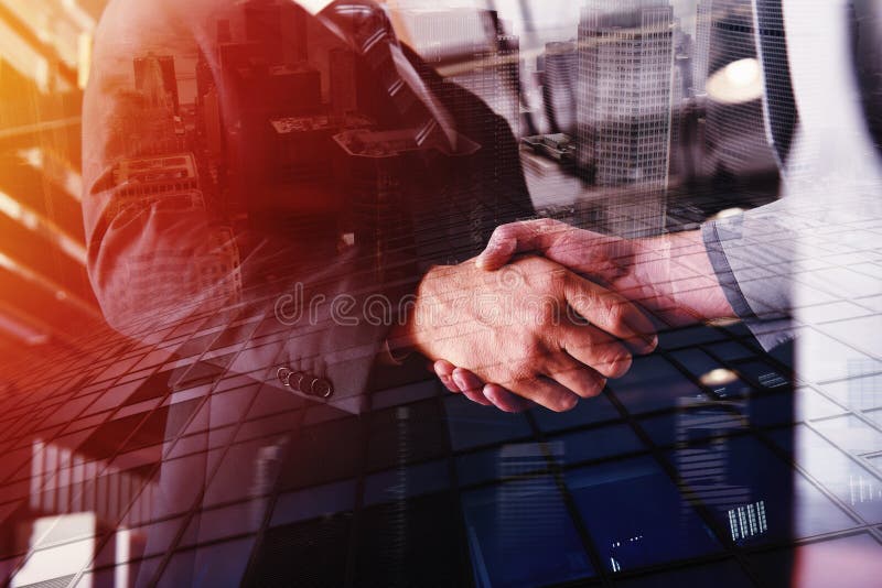 Händeschüttelngeschäftsperson im Büro Konzept der Teamwork und der Partnerschaft Doppelte Berührung stockfotos Händeschüttelngeschäftsperson im Büro Konzept der Teamwork und der Partnerschaft Doppelte Berührung stockfotos