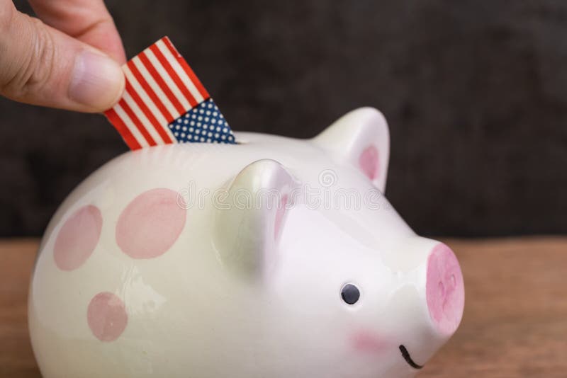 Händungshaltung der Nationalflagge der Vereinigten Staaten in rosa Spargel Bank auf Holztisch dunklen Hintergrund, US-Wirtschaft, lizenzfreie stockfotografie Händungshaltung der Nationalflagge der Vereinigten Staaten in rosa Spargel Bank auf Holztisch dunklen Hintergrund, US-Wirtschaft, lizenzfreie stockfotografie