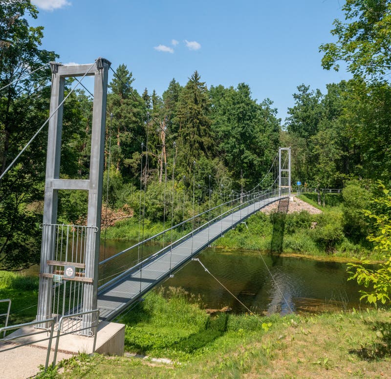 Hängande bro anyksciai lithuania arkivbilder
