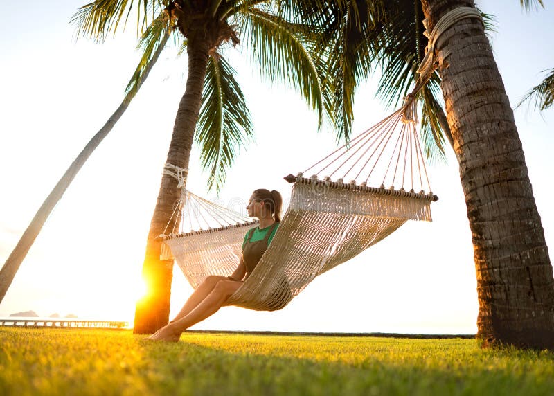 Hängematte mit Hängematten und Palmen für einen tropischen Urlaub stockfotografie Hängematte mit Hängematten und Palmen für einen tropischen Urlaub stockfotografie