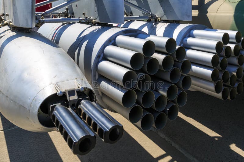 Hängende Gewehr- und Produkteinführungsgeräte für unbeaufsichtigte Raketen brachten am Militärhubschrauber an lizenzfreie stockfotografie Hängende Gewehr- und Produkteinführungsgeräte für unbeaufsichtigte Raketen brachten am Militärhubschrauber an lizenzfreie stockfotografie