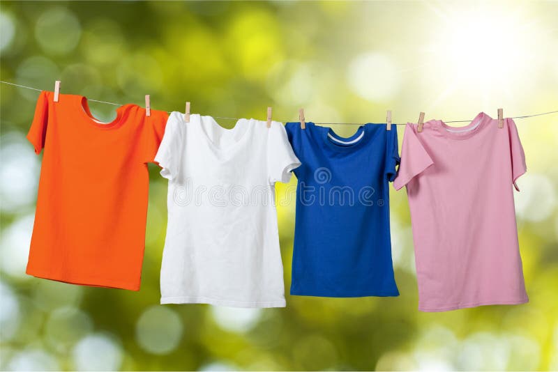 Hängende T-Shirts lizenzfreie stockbilder