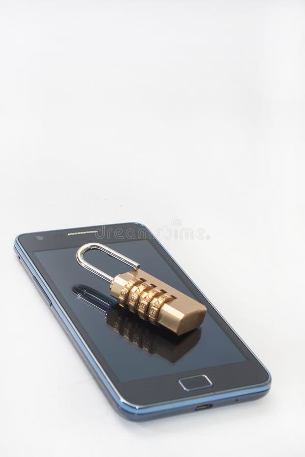 Hänglås med nummerkombination på mobiltelefonen arkivbild Hänglås med nummerkombination på mobiltelefonen arkivbild