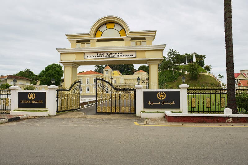 Hänrycka porten till slotten Istana Maziah för sultan` s i Kuala Terengganu, Malaysia arkivfoton Hänrycka porten till slotten Istana Maziah för sultan` s i Kuala Terengganu, Malaysia arkivfoton