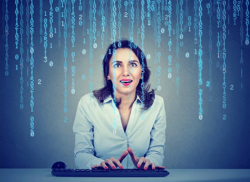 Häpen programvarutekniker för ung kvinna som kodifierar genom att använda ett datorsammanträde i hennes kontor arkivbild Häpen programvarutekniker för ung kvinna som kodifierar genom att använda ett datorsammanträde i hennes kontor arkivbild