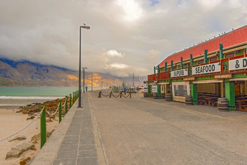 Härbärgera med fartyg och skaldjurrestauranger, den Hout fjärden, Cape Town, royaltyfri fotografi Härbärgera med fartyg och skaldjurrestauranger, den Hout fjärden, Cape Town, royaltyfri fotografi