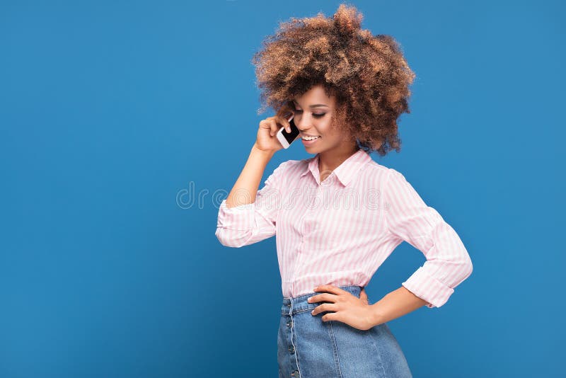 Härlig afro dam som talar vid mobiltelefonen arkivfoton Härlig afro dam som talar vid mobiltelefonen arkivfoton