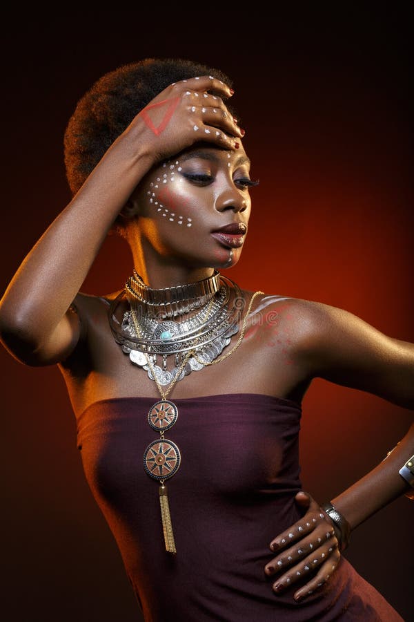 Härlig afro flicka med teckningar på hud fotografering för bildbyråer Härlig afro flicka med teckningar på hud fotografering för bildbyråer