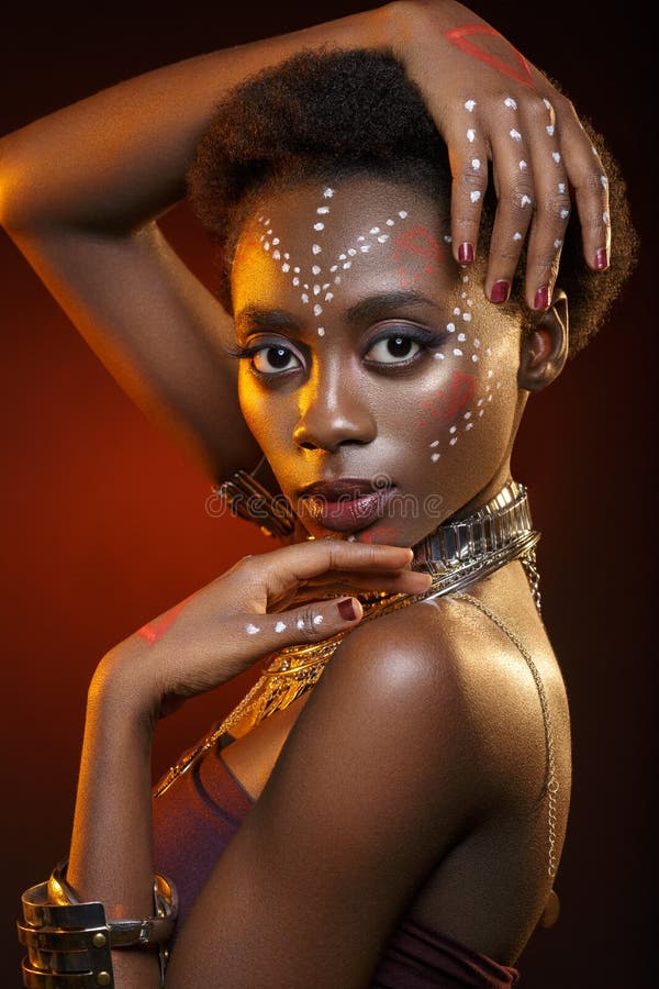 Härlig afro flicka med teckningar på hud royaltyfri bild Härlig afro flicka med teckningar på hud royaltyfri bild