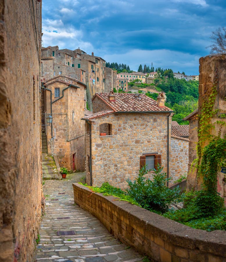 Härlig aftongata i den gamla medeltida staden i Tuscany arkivfoton Härlig aftongata i den gamla medeltida staden i Tuscany arkivfoton