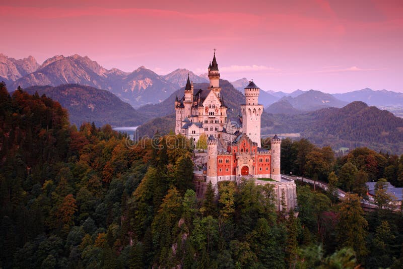 Härlig aftonsikt av den Neuschwanstein slotten, med höstfärger efter solnedgång, bayerska fjällängar, Bayern, Tyskland arkivfoto