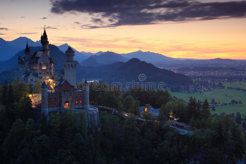 Härlig aftonsikt av den Neuschwanstein slotten, med höstfärger under solnedgång, bayerska fjällängar, Bayern, Tyskland royaltyfria bilder