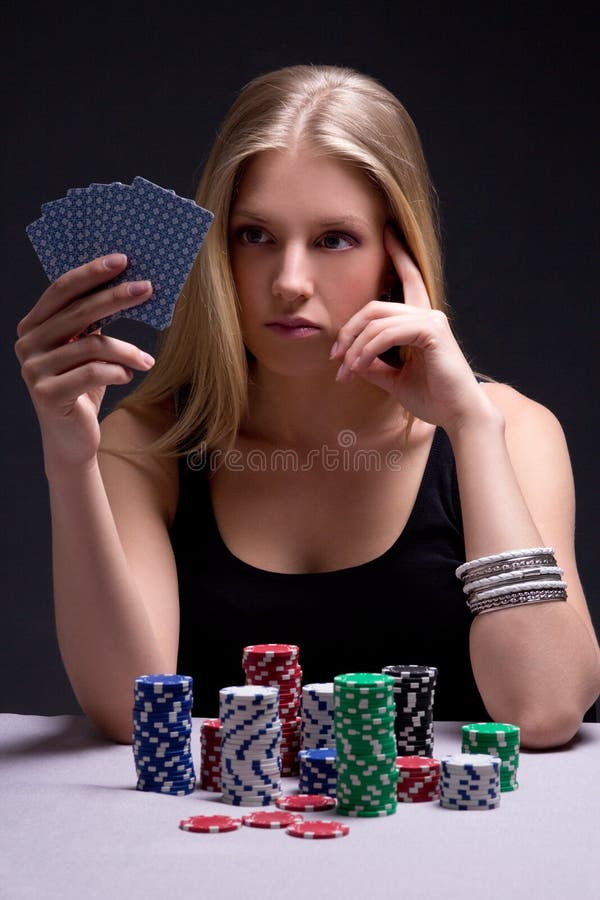 Härlig allvarlig kvinna som spelar poker i kasino royaltyfri bild Härlig allvarlig kvinna som spelar poker i kasino royaltyfri bild