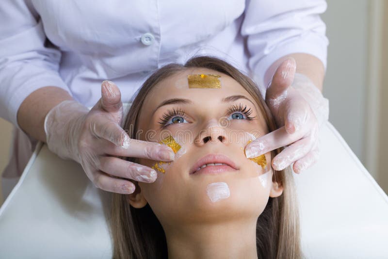 härlig ansikts- massage som mottar kvinnabarn royaltyfria foton härlig ansikts- massage som mottar kvinnabarn royaltyfria foton