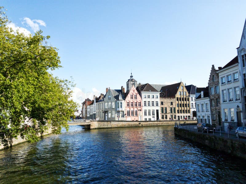 Härlig arkitektur av Bruges fångade på en solig dag royaltyfri fotografi Härlig arkitektur av Bruges fångade på en solig dag royaltyfri fotografi