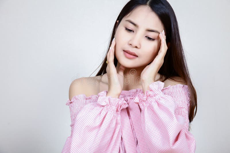 Härlig asiatisk flicka med sund hud Skincare begrepp Härlig le ung asiatisk kvinna med rengöring, nytt, glöd och perfec arkivfoton Härlig asiatisk flicka med sund hud Skincare begrepp Härlig le ung asiatisk kvinna med rengöring, nytt, glöd och perfec arkivfoton
