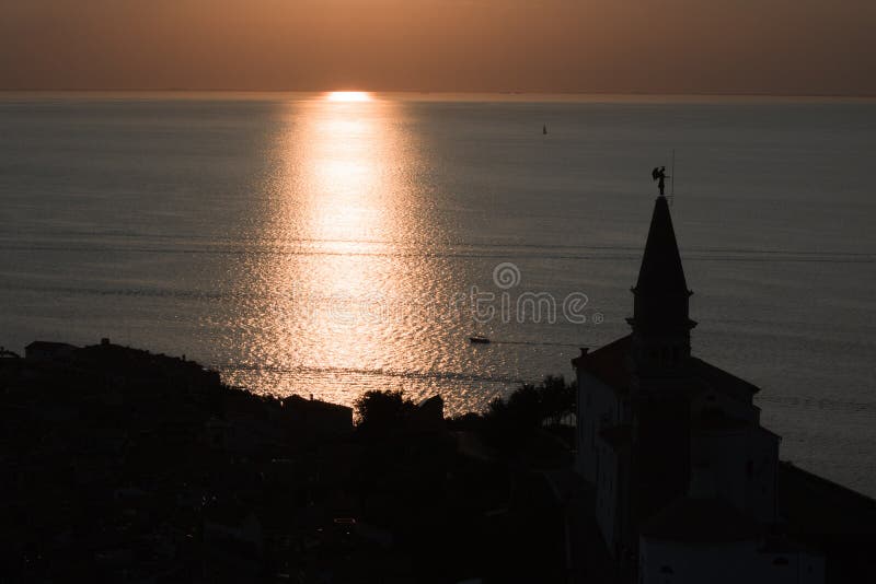 Härlig by av Piran på Adriatiskt havkustlinjen i solnedgångkonturn, Slovenien royaltyfri bild Härlig by av Piran på Adriatiskt havkustlinjen i solnedgångkonturn, Slovenien royaltyfri bild