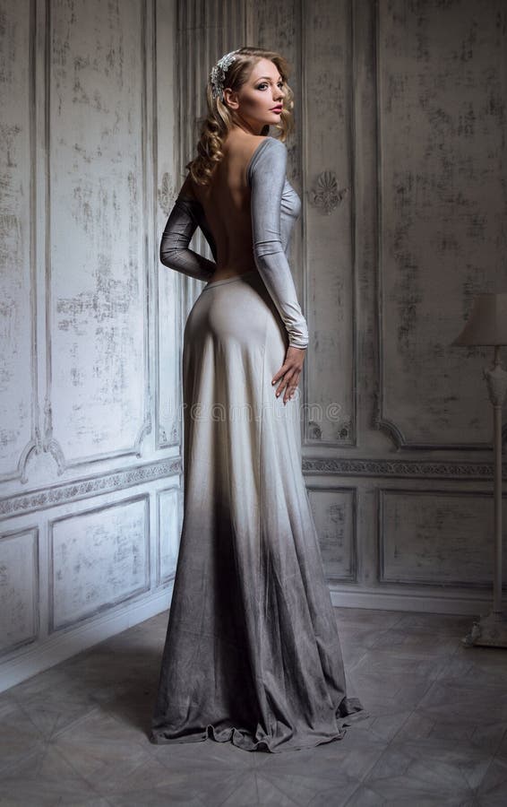 Härlig barnmodell som poserar i studio royaltyfri fotografi