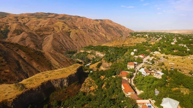 Härlig bergby Halidzor på kullen, flyg- sikt för Armenien landskap arkivbild Härlig bergby Halidzor på kullen, flyg- sikt för Armenien landskap arkivbild