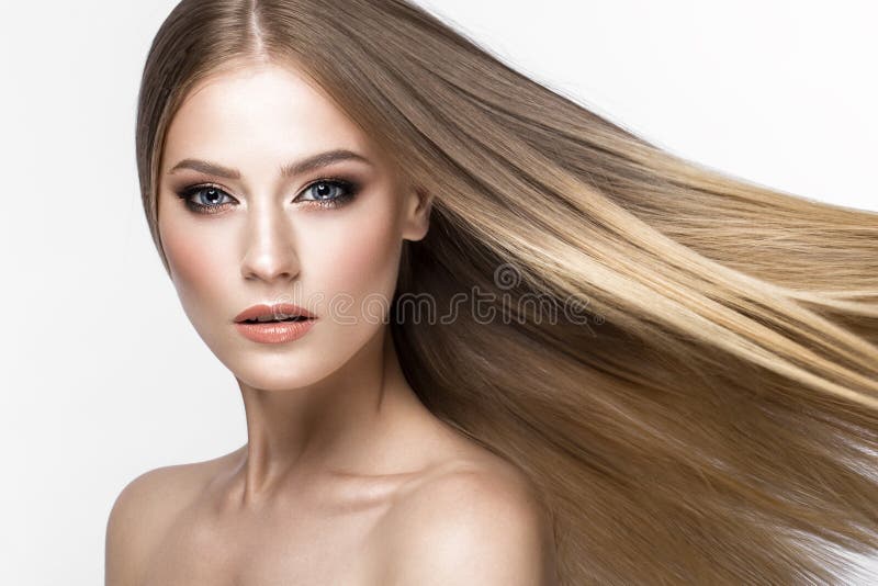 Härlig blond flicka med ett perfekt slätt hår och klassiskt smink Härlig le flicka arkivfoto Härlig blond flicka med ett perfekt slätt hår och klassiskt smink Härlig le flicka arkivfoto