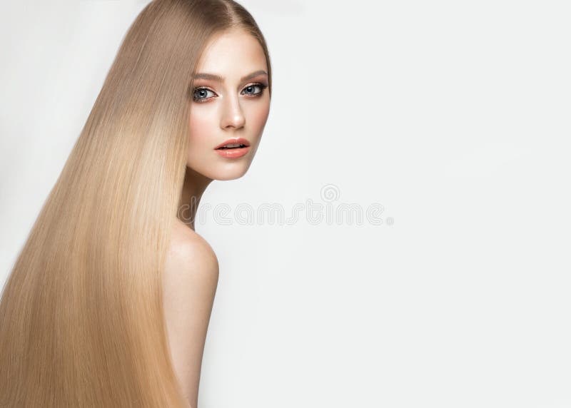 Härlig blond flicka med ett perfekt slätt hår och klassiskt smink Härlig le flicka arkivbilder Härlig blond flicka med ett perfekt slätt hår och klassiskt smink Härlig le flicka arkivbilder