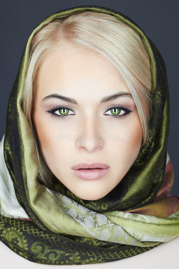 Härlig blond kvinna i halsduk Vinterskönhetflicka Klassisk rysk stil arkivfoto Härlig blond kvinna i halsduk Vinterskönhetflicka Klassisk rysk stil arkivfoto