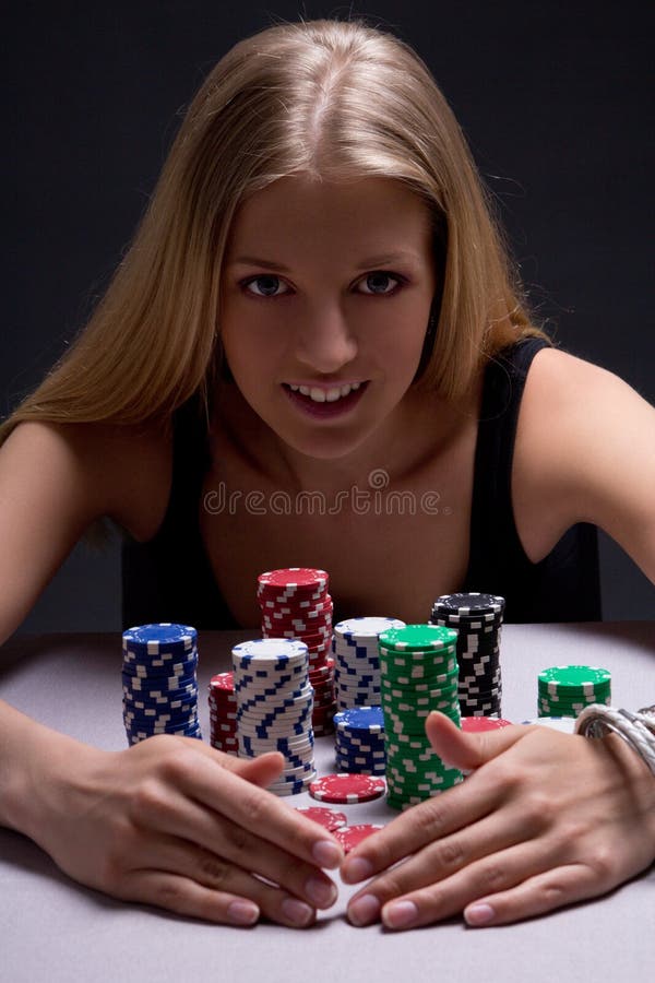 Härlig blond kvinna med pokerchiper i kasino arkivfoto Härlig blond kvinna med pokerchiper i kasino arkivfoto