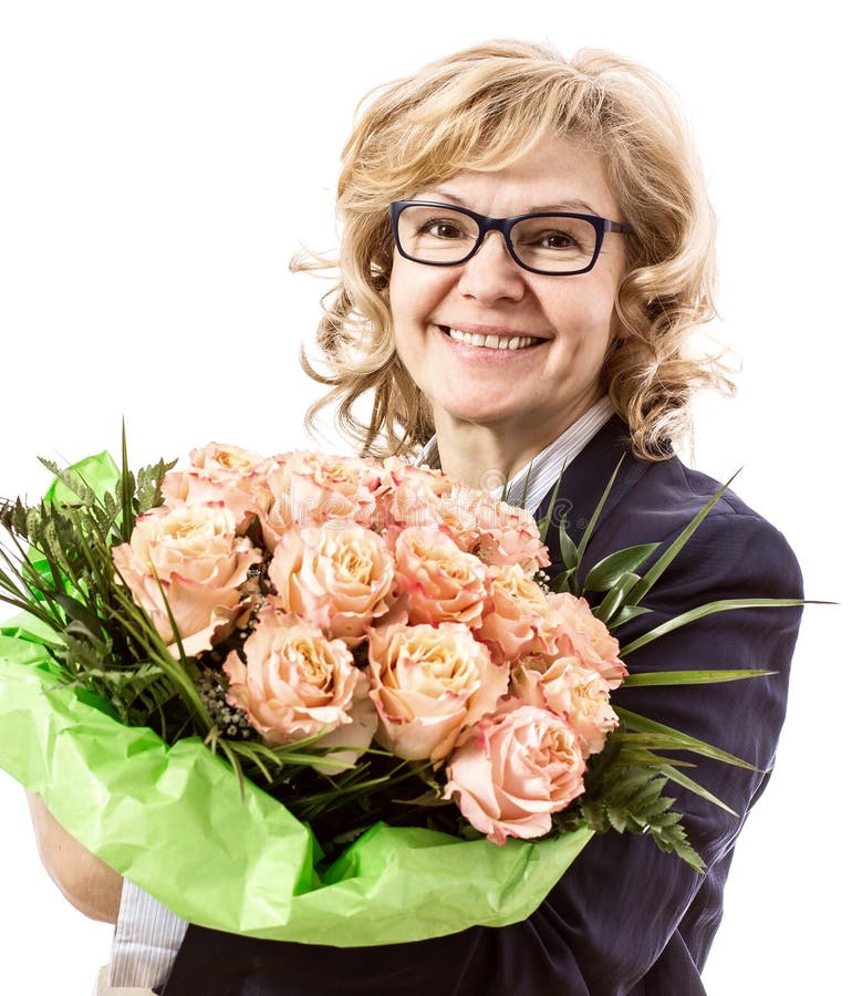Härlig blond mogen kvinna med rosor royaltyfria foton Härlig blond mogen kvinna med rosor royaltyfria foton
