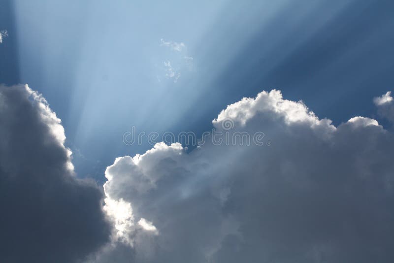Härlig blå himmel med solstrålar som kommer ut ur molnen, himmel Vita lockiga moln, gudomligt ljus Str?larna royaltyfri bild Härlig blå himmel med solstrålar som kommer ut ur molnen, himmel Vita lockiga moln, gudomligt ljus Str?larna royaltyfri bild