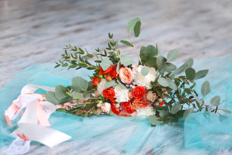 Härlig brud- bukett som göras av vit- och apelsinblommor royaltyfri fotografi Härlig brud- bukett som göras av vit- och apelsinblommor royaltyfri fotografi