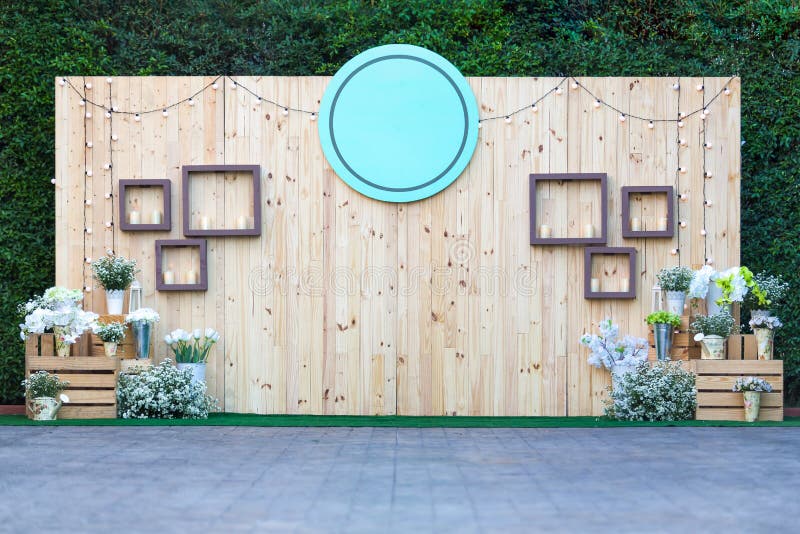 Härlig bröllopbakgrund och utomhus- garneringblommor - dig arkivfoto Härlig bröllopbakgrund och utomhus- garneringblommor - dig arkivfoto