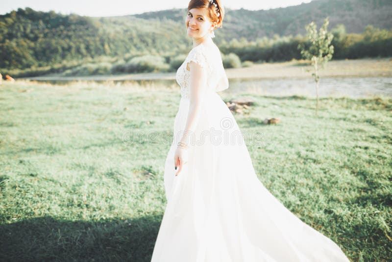 Vacker brud springer i trädgården fotografering för bildbyråer