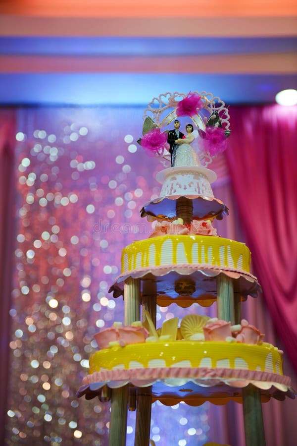 Vacker bröllopstårta royaltyfri fotografi