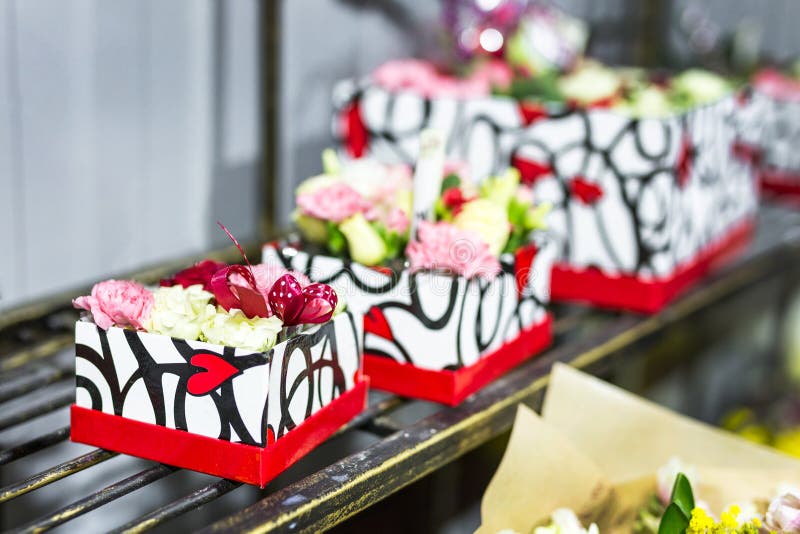 Härlig bukett av nya blommor i askar Tjänste- begrepp för blomsterhandlare Återförsäljnings- och brutto- begrepp för snittblommal royaltyfri fotografi Härlig bukett av nya blommor i askar Tjänste- begrepp för blomsterhandlare Återförsäljnings- och brutto- begrepp för snittblommal royaltyfri fotografi