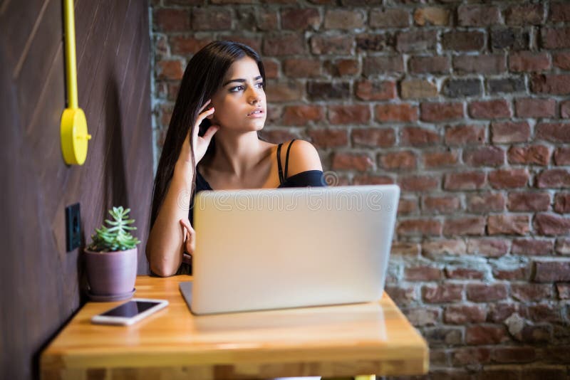 Härlig Caucasian kvinna som drömmer om något, medan sitta med bärbar netbook i den moderna kaféstången, ung charmig kvinnlig f arkivbilder Härlig Caucasian kvinna som drömmer om något, medan sitta med bärbar netbook i den moderna kaféstången, ung charmig kvinnlig f arkivbilder
