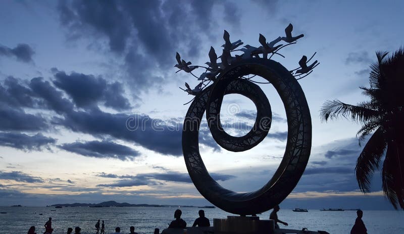 Härlig cirkelkonstskulptur på den pattaya stranden under skymning arkivbilder Härlig cirkelkonstskulptur på den pattaya stranden under skymning arkivbilder